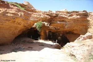Ghar (pluriel Ghiren) = Grotte